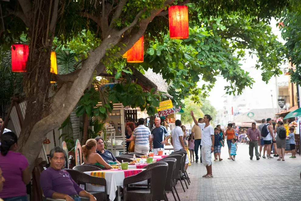 La Quinta Avenida, el lugar ideal para regatear y llevarse los mejores recuerdos de la Riviera Maya.