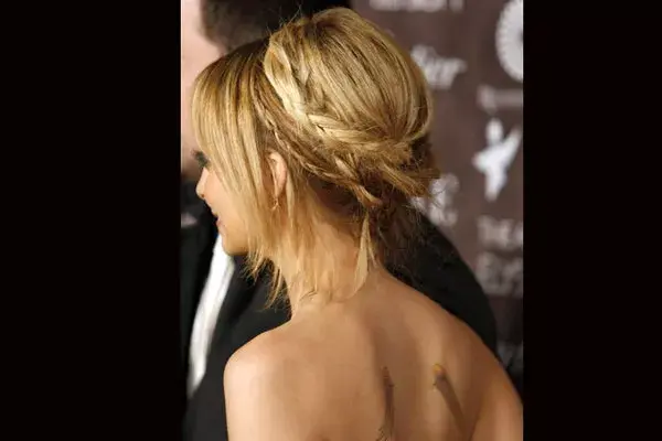 Un recogido estilo despeinado con trenzas de distintos tamaños