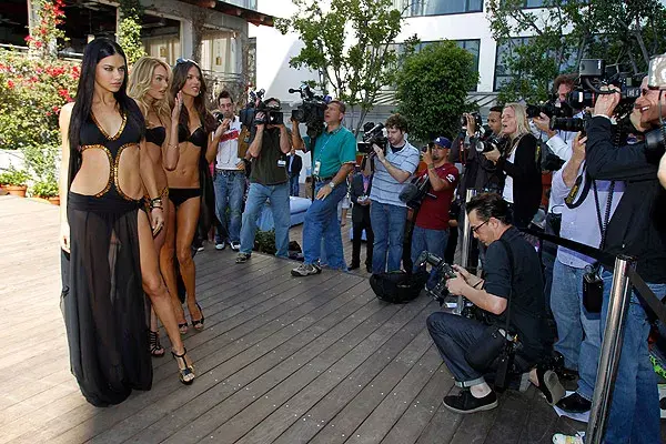 Las modelos Alessandra Ambrosio, Candice Swanepoel y Adriana Lima posaron para los flashes