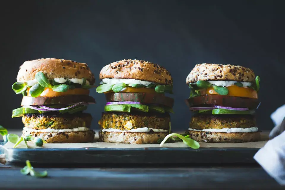 Hamburguesas de garbanzos. Una buena opción para reemplazar la carne. Foto: Latin Stock.