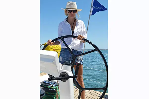 Leonora Balcarce se animó a timonear el velero de Galicia Eminent en Punta del Este; ¿qué tul?