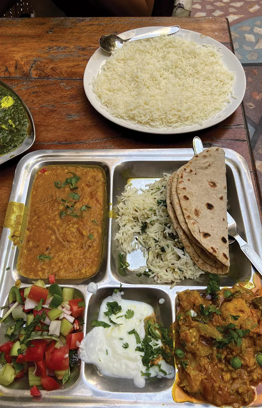 Un auténtico " Indian tali" de ruta: El plato clásico con arroz, verduras y curry. 