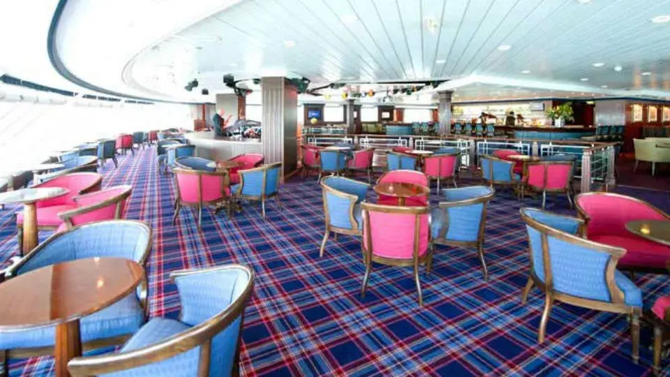 Uno de los restaurants del crucero Adonia