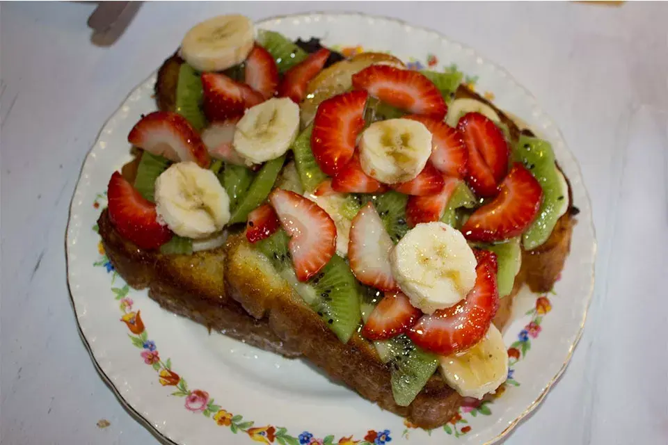 French toast con frutas y miel