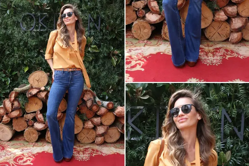 María Vázquez, con una gafas alucinantes y jean de botamanga ancha en el lanzamiento de Oklan