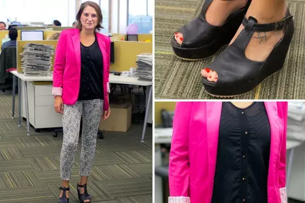 Y siguen los tonos fuertes para estos últimos días de verano. ¿Qué tal este blazer en color fucsia? Excelente combinación con la blusa negra y chupín con estampado de flores en color gris