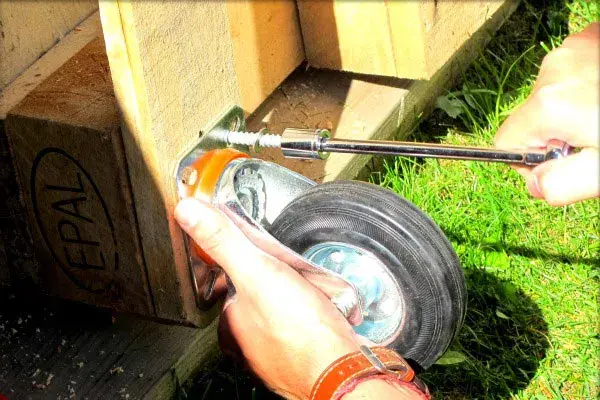 3- La ayudó su marido a colocar las rueditas, mientra ella le daba las instrucciones