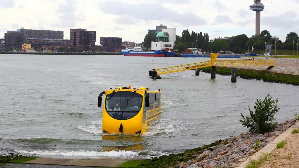 El Splash Bus sale del asfalto e ingresa en el agua