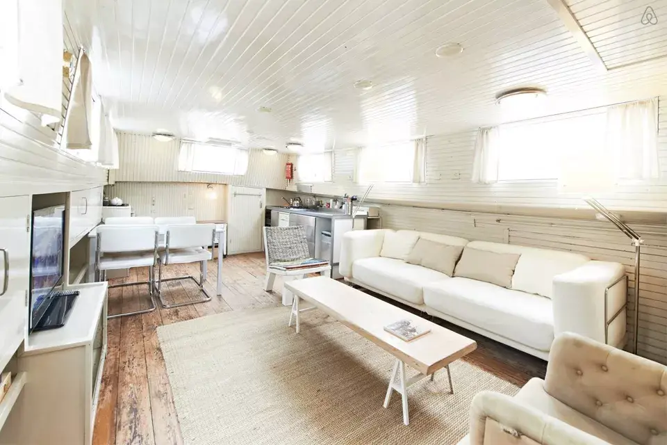 Opción 1: ¿Qué tal esta casa flotante en Amsterdam? ¡Toda la onda!