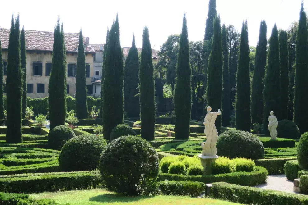 Simetría y perfección verde salpicada de estatuas, fuentes y arquitectura de otro siglo.