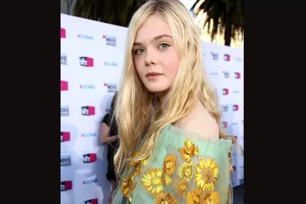 La actriz Elle Fanning también se siente cómoda con el estilo hippie, pero lleva su rubio al natural
