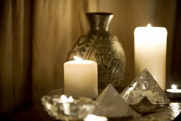 Colocá velas en el centro de la mesa y un bol con piedras de cuarzo para encontrar tu equilibrio