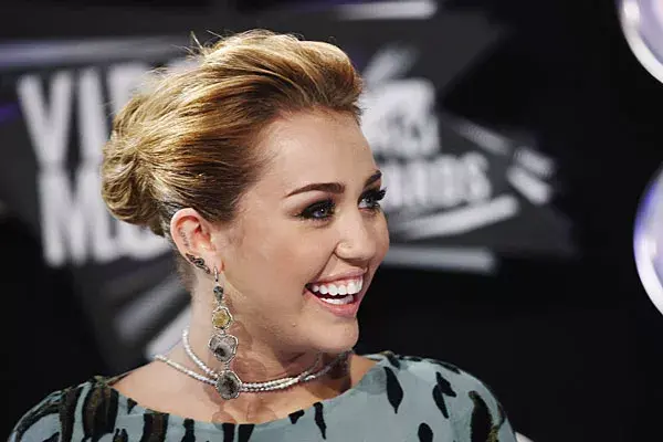 Con un look formal, Miley Cyrus optó por usar aros largos, con piedras