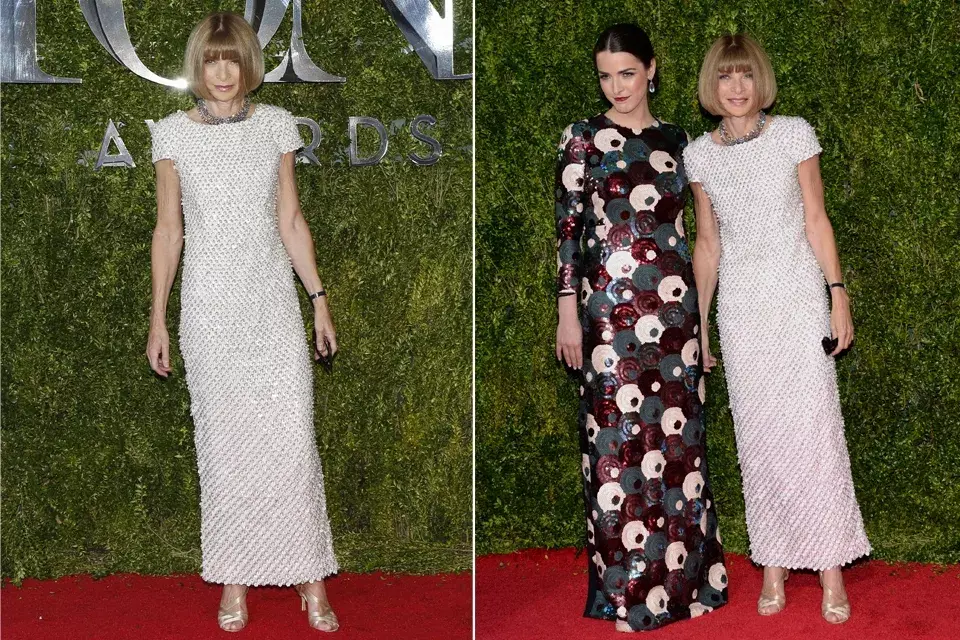 Anna Wintour no podía faltar en la alfombra roja. llevó un vestido blanco con mucho brillo y a su hija, Bee Shaffer, que se vistió de Marc Jacobs