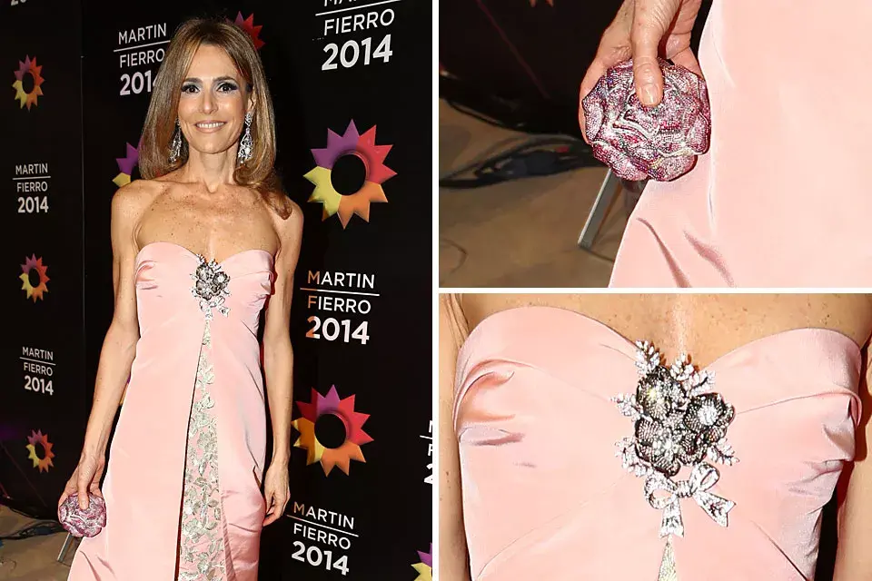 Mucho brillo en los accesorios y detalles del look de Rosella Della Giovampaola