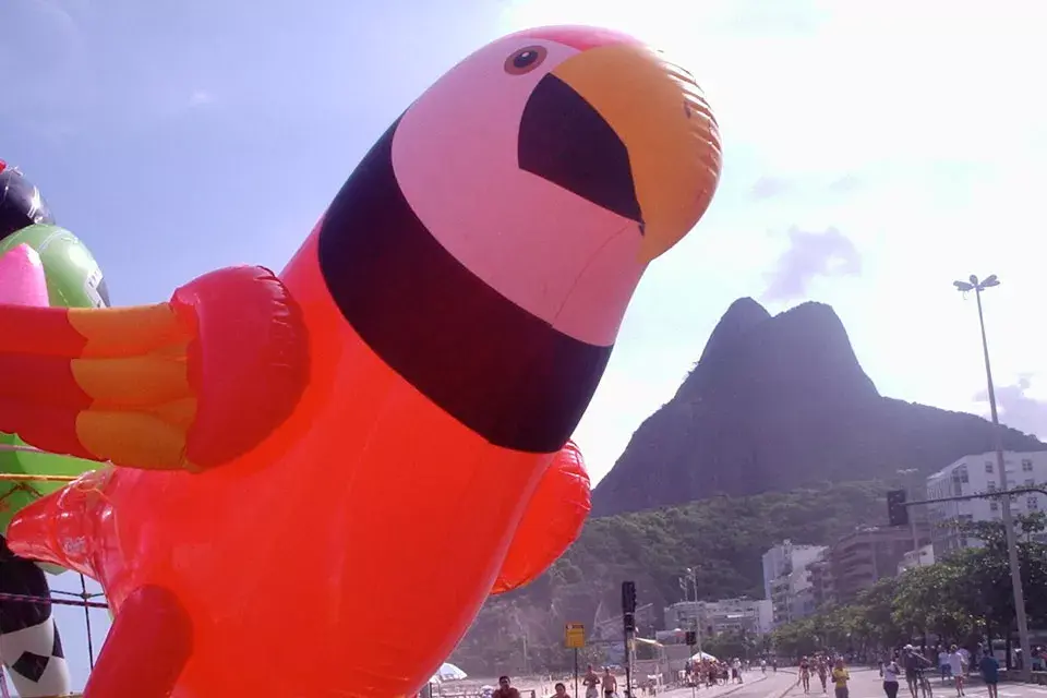 El coco gelato es un obligatorio si te das un paseo por la playa. Además hay todo tipo de accesorios y prendas coloridas