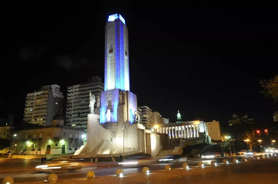 En el Monumento a la Bandera se pueden hacer visitas guiadas nocturnas