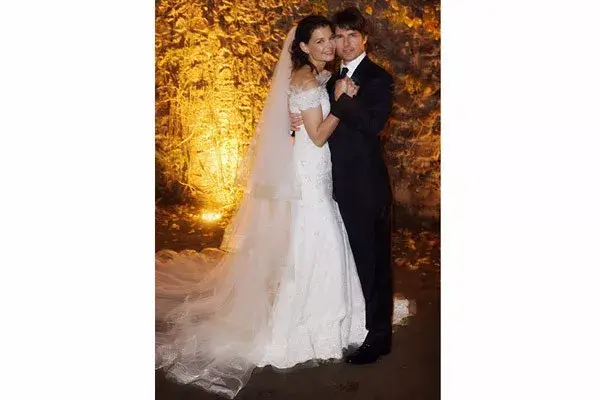 Envuelta en un vestido de Armani, Katie Holmes dio el sí ante Tom Cruise, en 2006. Con un vestido bordado, con detalles en cristales Swarovski y un velo de tul color marfil vivió el sueño de casarse