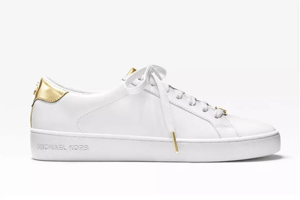 ¿Y qué tal estas zapatillas blancas con detalles dorados en cordones y talonera?