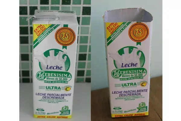 Se corta la parte superior del envase para formar la boca del florero. Los envases de leche o jugo garantizan poder usarlos con agua