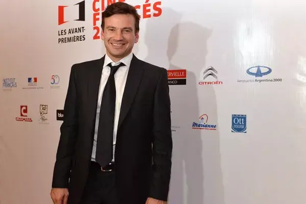 Guillermo Pfening, guapísimo, en el evento de la semana del Cine Francés en la Embajada de Francia