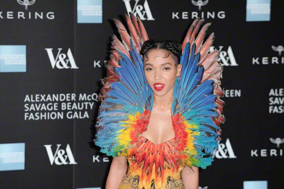 FKA twigs, la novia de Robert Pattinson es la abanderada del baby hair