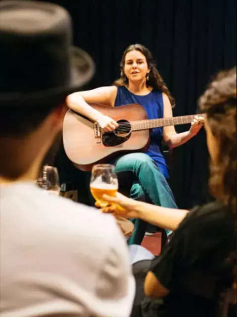 Una cantante te lleva a disfrutar de una noche con amigos y buena música