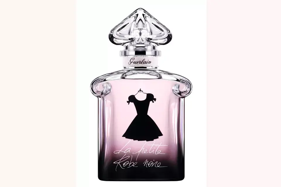 Le Petite Robe Noire, de Guerlain. Ingredientes raros como cereza negra, regalíz y té negro ahumado. $650, 100 ML