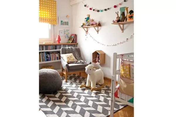 La cómoda, de laboratorio de objetos, está repleta de libros y CD para chicos. La Cunita (reciclada por good things store) tiene un acolchado tipo quilt (Doble UFA, $1800)  y un organizador bolsillero (Tienda Fan, $180) que es un sueño