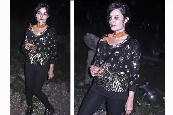 Remera de paillettes con motivo de tigre, leggings, botitas y pañuelo de seda al cuello