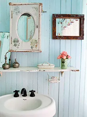 El baño, con paredes celestes y artefactos originales