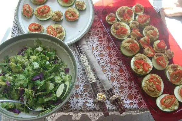 Canapés de zucchini con queso de cajú y pimiento