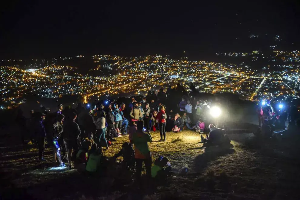 Una vez al mes, después de la luna llena, el Municipio de La Falda invita y coordina la subida al Cerro La Banderita