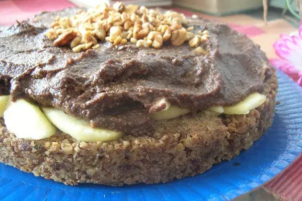 Torta viva. Nueces, dátiles, manzanas maceradas en jugo de limón y cobertura de chocolate crudo de palta, cacao y dátiles