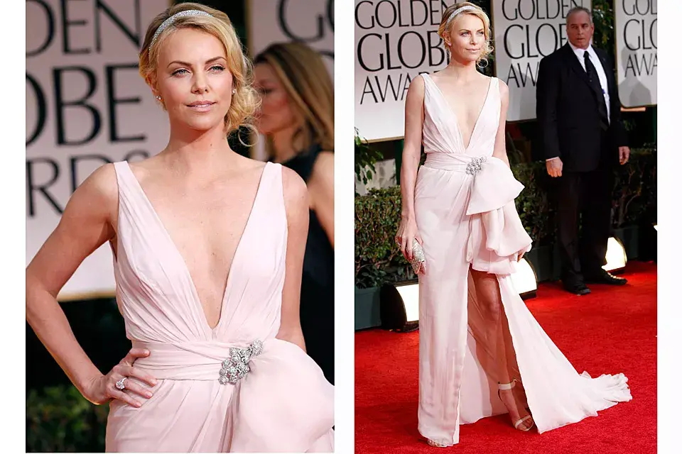 Muy sexy, Charlize Theron lució mega escote y mostró las piernas con un diseño en rosa pálido de Dior Alta costura