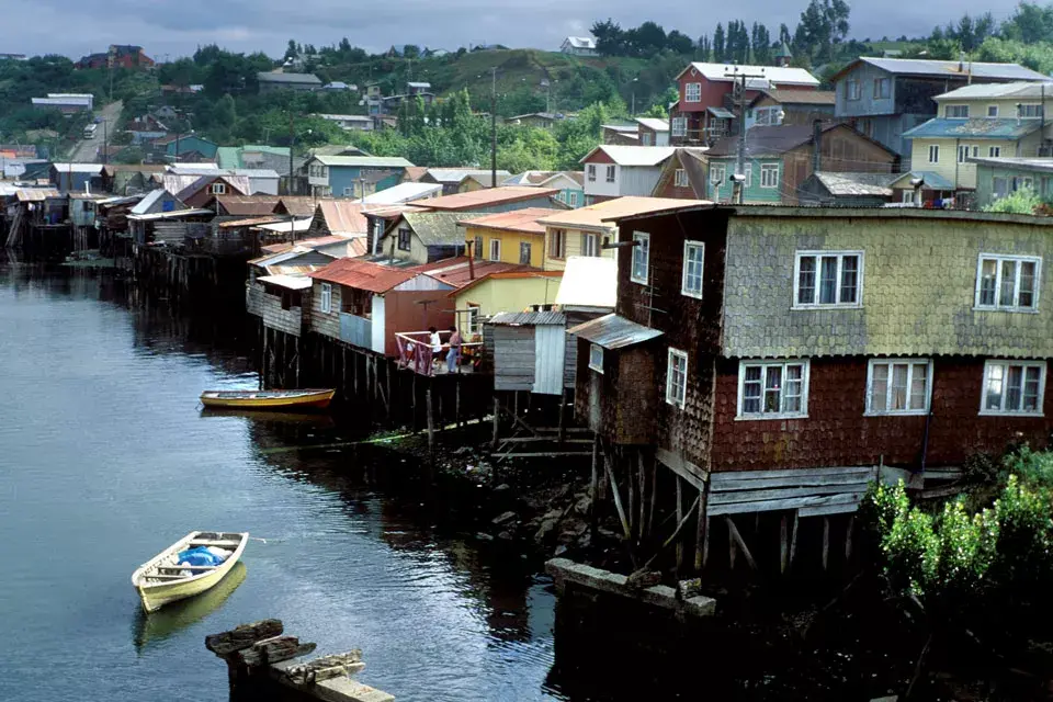 En Castro, a orillas del río Gamboa, las típicas casas sobre palafitos y con tejuelas