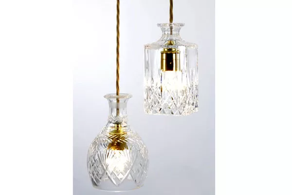 Buena idea: lámparas hechas con botellones antiguos invertidos. Autor Lee Broom, inglés, uno de los nuevos talentos del diseño internacional
