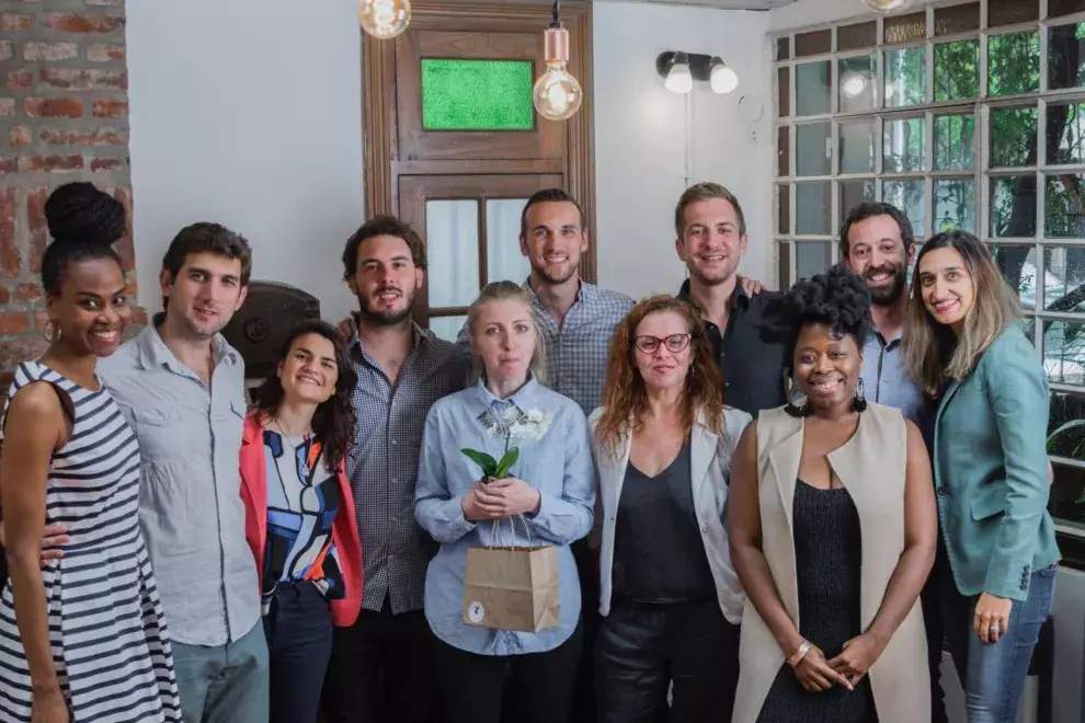 El equipo y los sponsors de Apruébalo