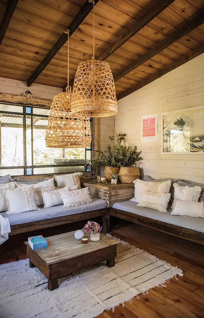 Lámparas Amalfi (@munahechoamano, $3380), almohadones lienzo (@verobhome, desde $1400), vela de soja (@llum.velas, $890) y alfombra Olivia (@godethouse, $4795)