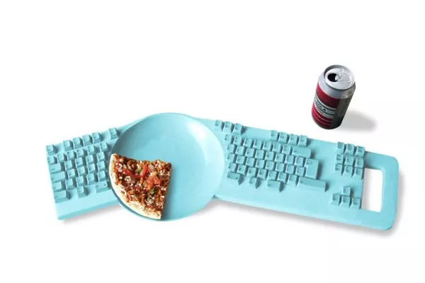 Un teclado con plato incorporado. Ideal para fanáticos de la comida chatarra frente al monitor pero algo incómodo para tipear
