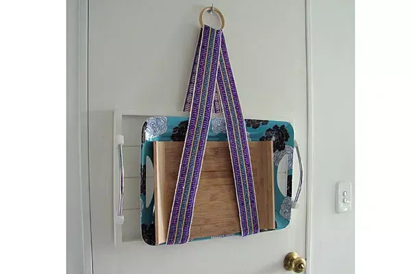 El porta bandejas lo hizo con una tira de aguayo inspirada en los brickbands escandinavos