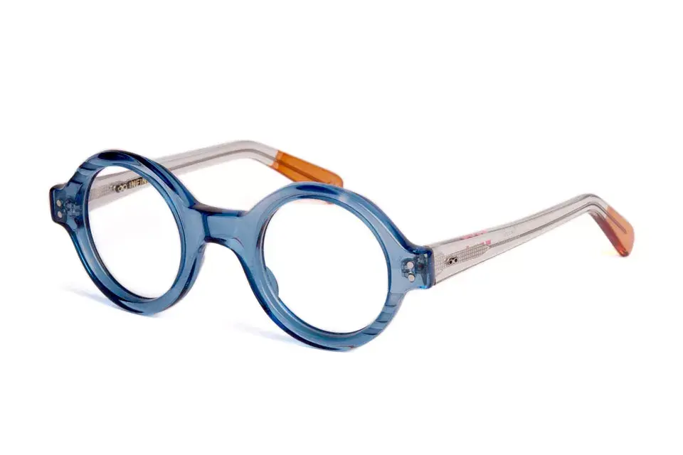 Con marcos transparentes y colores azul o miel (Infinit, Tabu $2600)