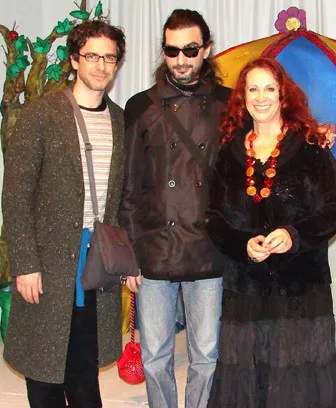 Leo Sbaraglia estuvo con su familia en el estreno de la obra Narices Rojas, dirigida por su mamá Roxana Randón.