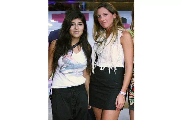 Pantalón de tiro ultra bajo y su opuesto: una falda de tiro altísimo