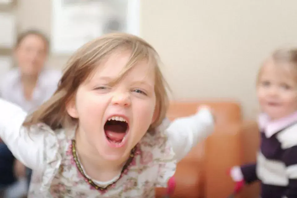 Los niños pueden manifestar esta postura desde los primeros años de vida hasta la adolescencia