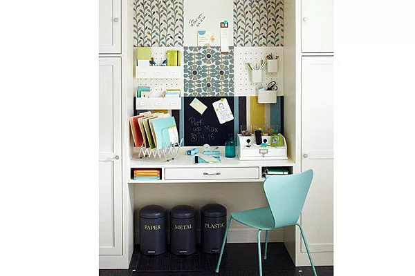 ¿Qué te parece este escritorio con un corcho con tela, un pizarrón y tachos con lindo diseño?