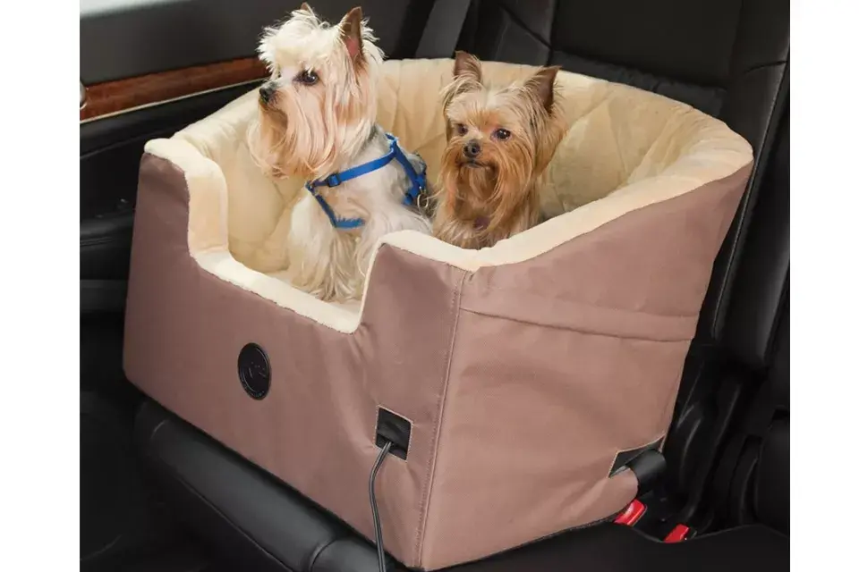 ¿Y qué tal este asiento para el auto que se enchufa y se calienta para que los perritos duerman confortables?