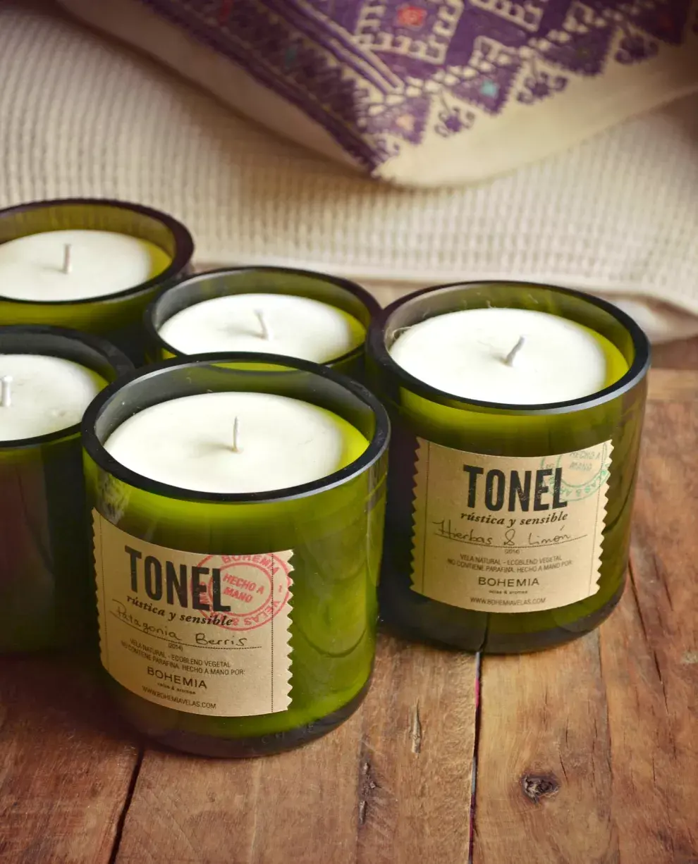 Cada vela natural debe ser llevada en un vaso contendedor y, para eso, también reutilizan los envases de vidrio