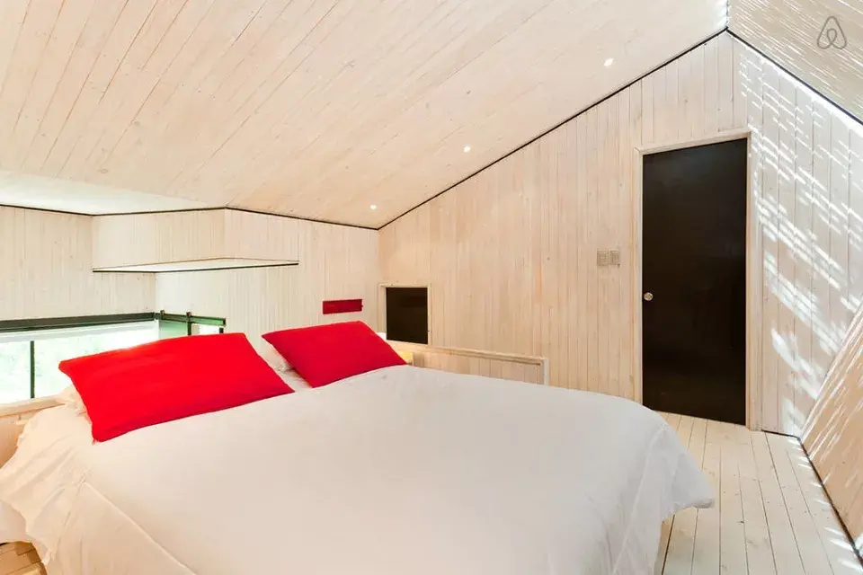 Opción 3: estos observatorios tienen increíbles vistas al valle de Elqui en Chile. ¡Y su deco minimalista es lo más!