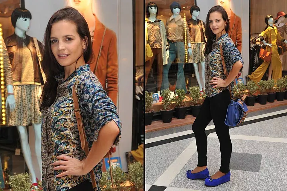 Engamada en azul: Sabrina Garciarena combinó EL color del invierno tanto en cartera, zapatos y estampado de la blusa para pasar por el local de Las Pepas